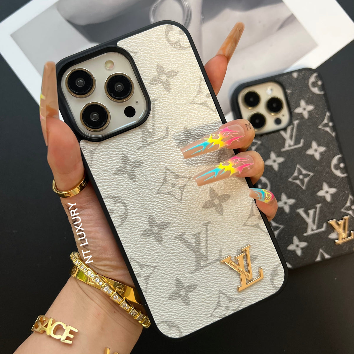 Traditionelles farbenfrohes Design iPhone-Hülle (Schwarz & Weiß)