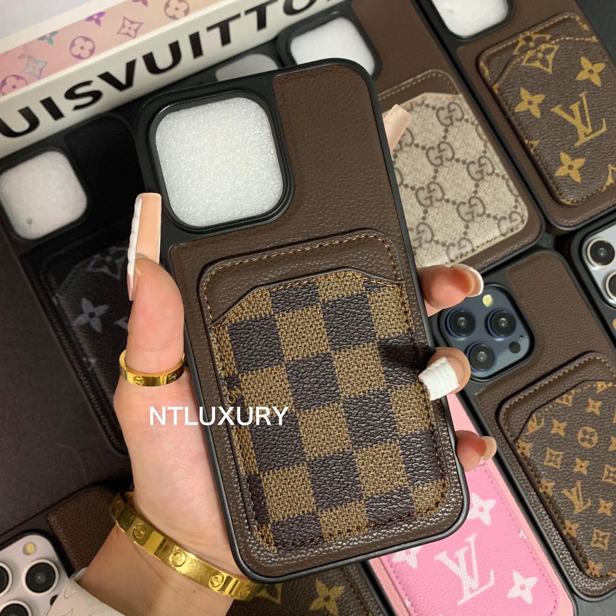 Coque de téléphone à motifs en treillis marron avec porte-cartes MagSafe
