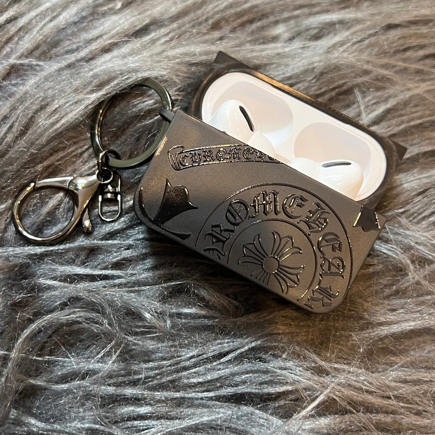 Schwarzes, trendiges Airpods Case (Volles Herz)