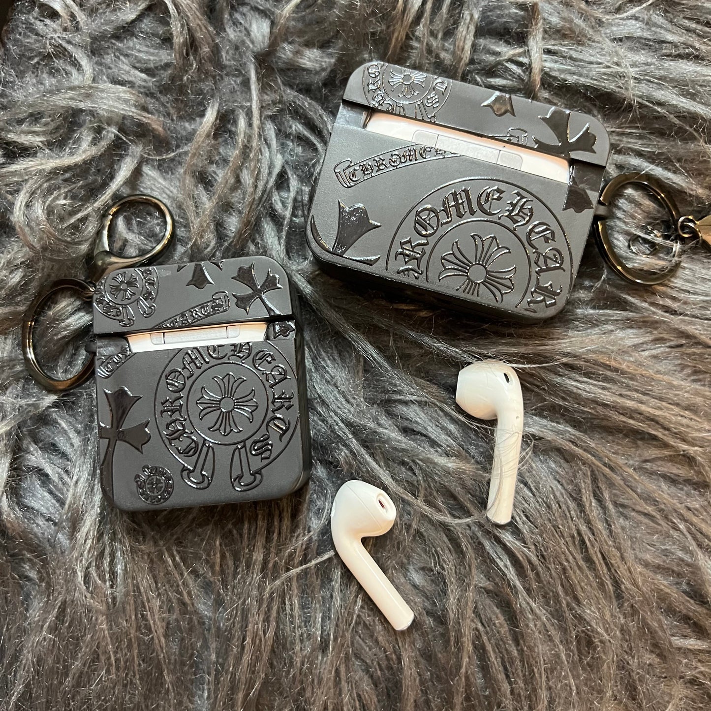 Schwarzes, trendiges Airpods Case (Volles Herz)