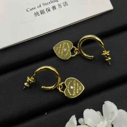Petites boucles d'oreilles mignonnes pour fille.