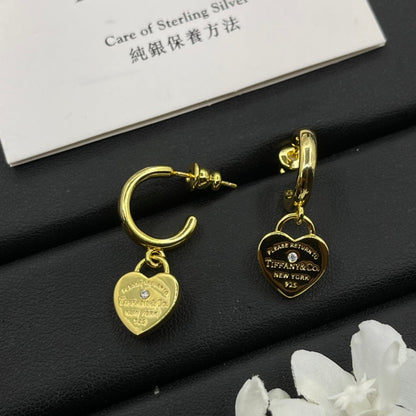 Petites boucles d'oreilles mignonnes pour fille.