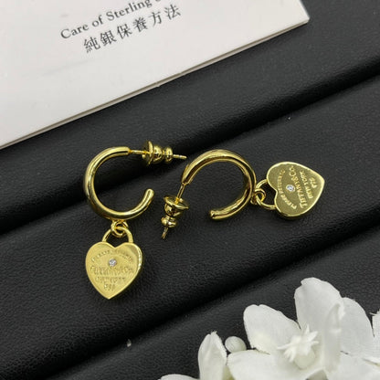 Petites boucles d'oreilles mignonnes pour fille.