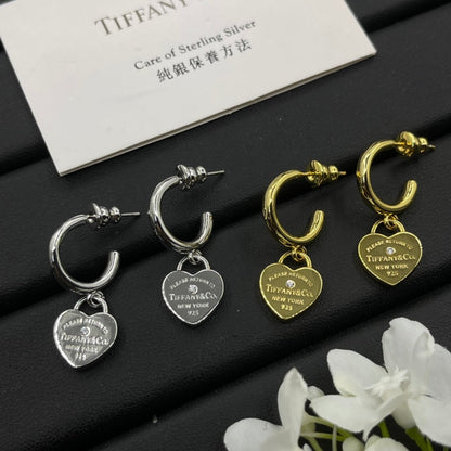 Petites boucles d'oreilles mignonnes pour fille.