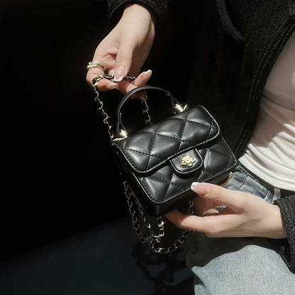 Niedliche farbige Mädchen können nichts in der Tasche halten