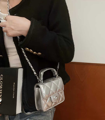Niedliche farbige Mädchen können nichts in der Tasche halten