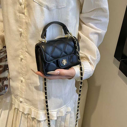 Niedliche farbige Mädchen können nichts in der Tasche halten