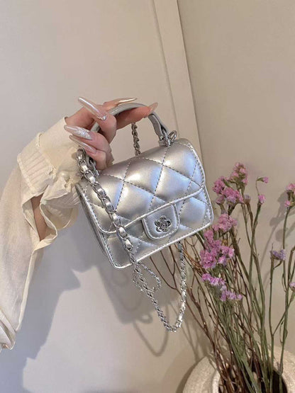 Niedliche farbige Mädchen können nichts in der Tasche halten