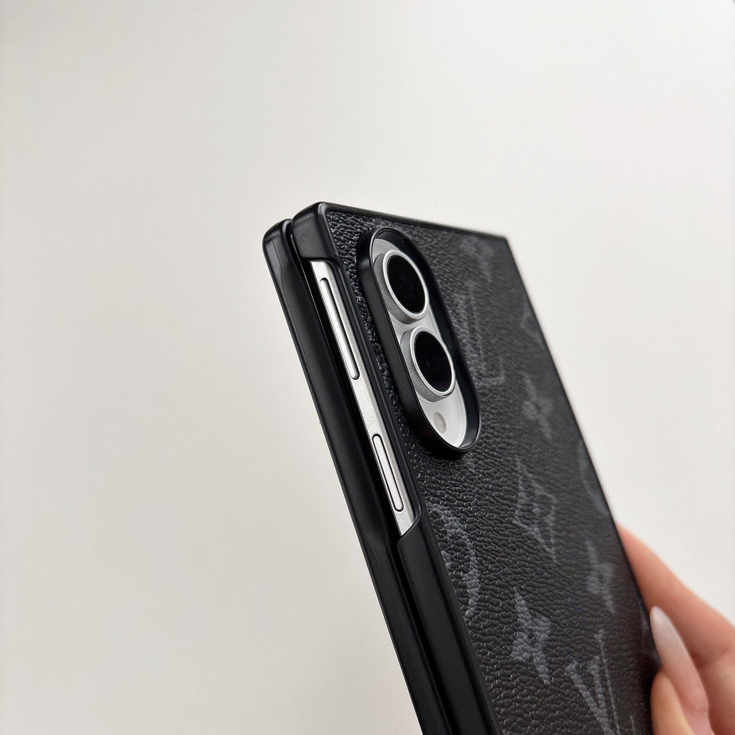 Traditional Floral Design For Z-Flip Series