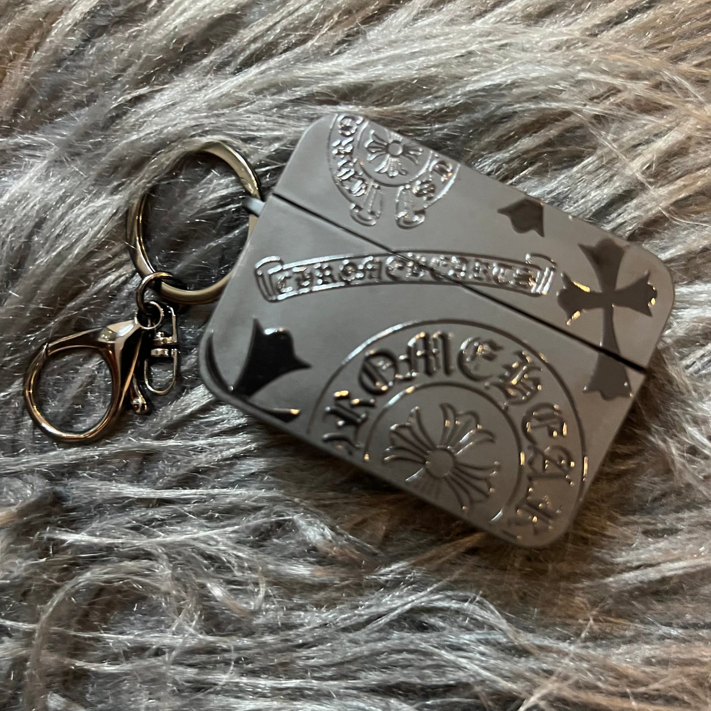 Schwarzes, trendiges Airpods Case (Volles Herz)