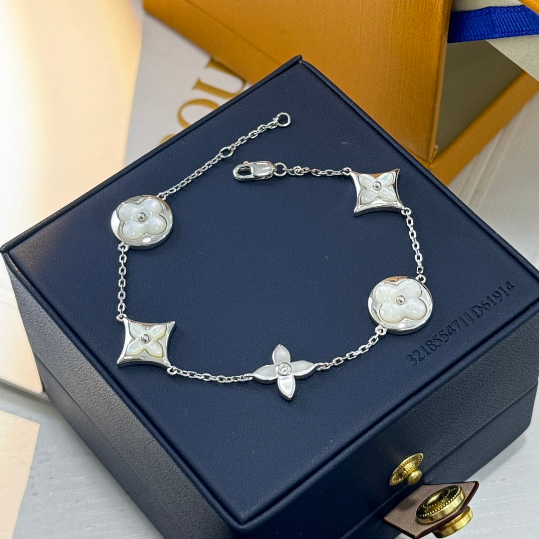 Fünf-Sterne-Armband mit weißen Muscheln