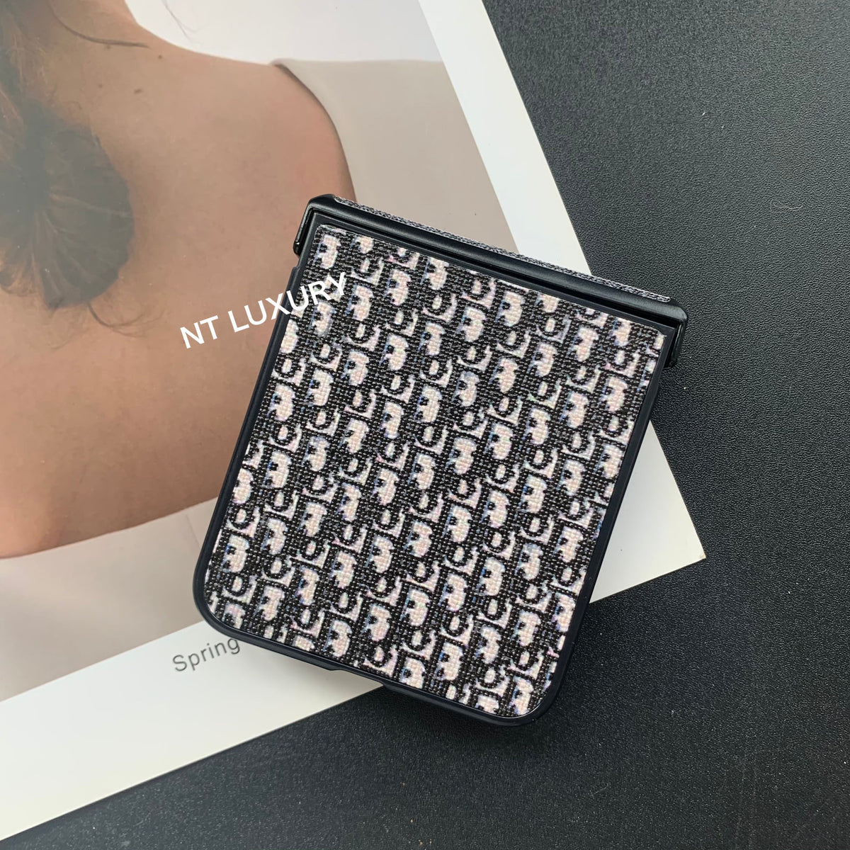 Coque Samsung motifs floraux traditionnels pour la série Z-Flip
