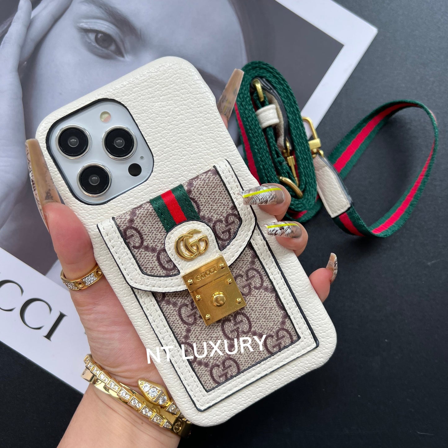 Charmantes iPhone Case mit Kartenfach & Kordel in tollem Design
