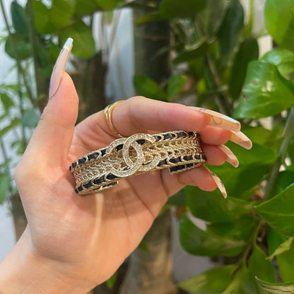 Bracelet au design doré et noir