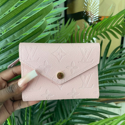 Portefeuille complet rose pâle *livré avec boîte*