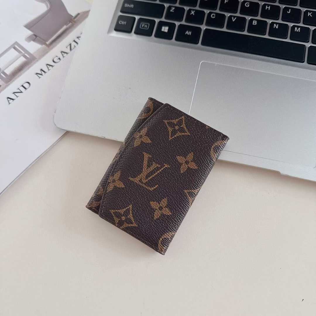 Portefeuille à trois volets avec bords incurvés
