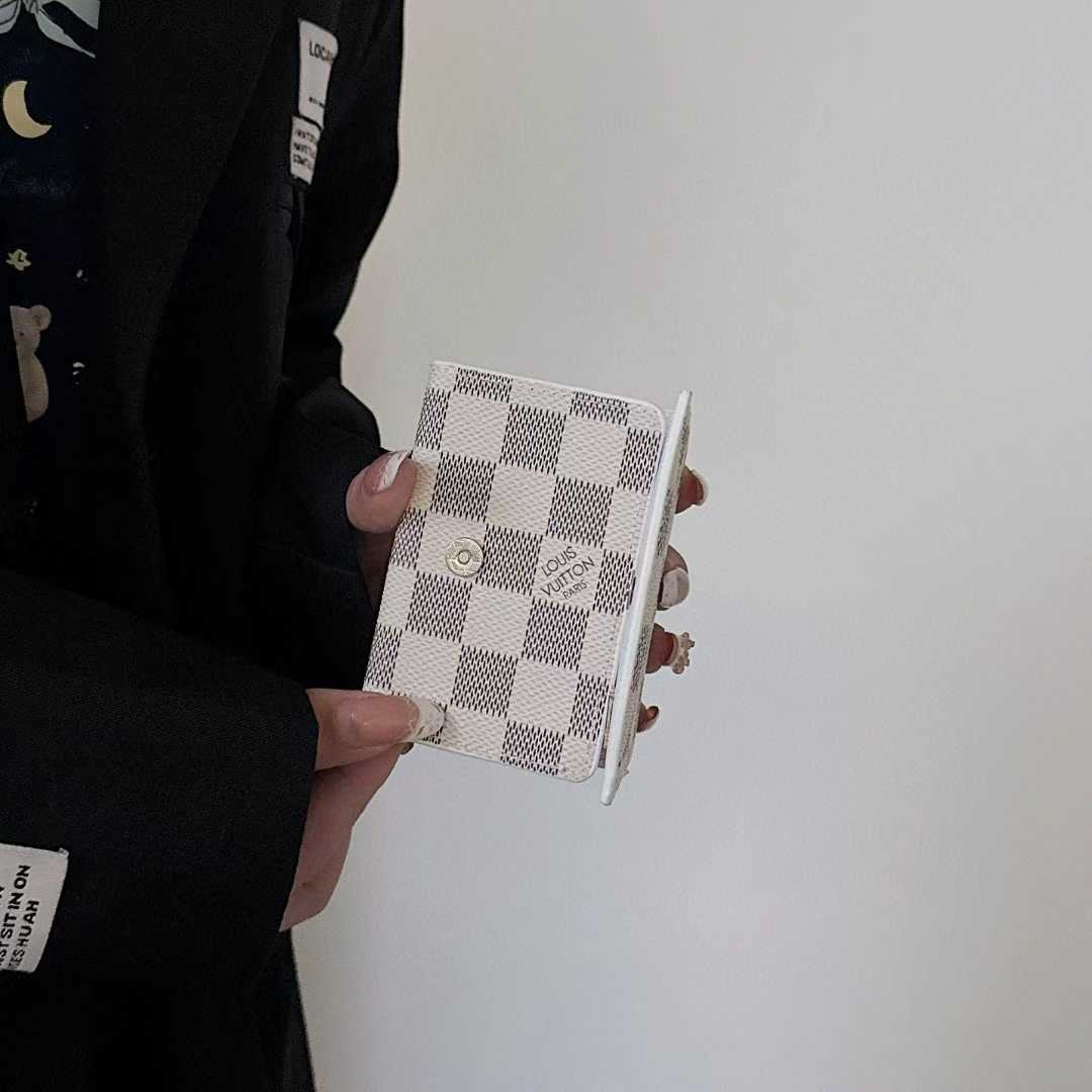 Portefeuille à trois volets avec bords incurvés