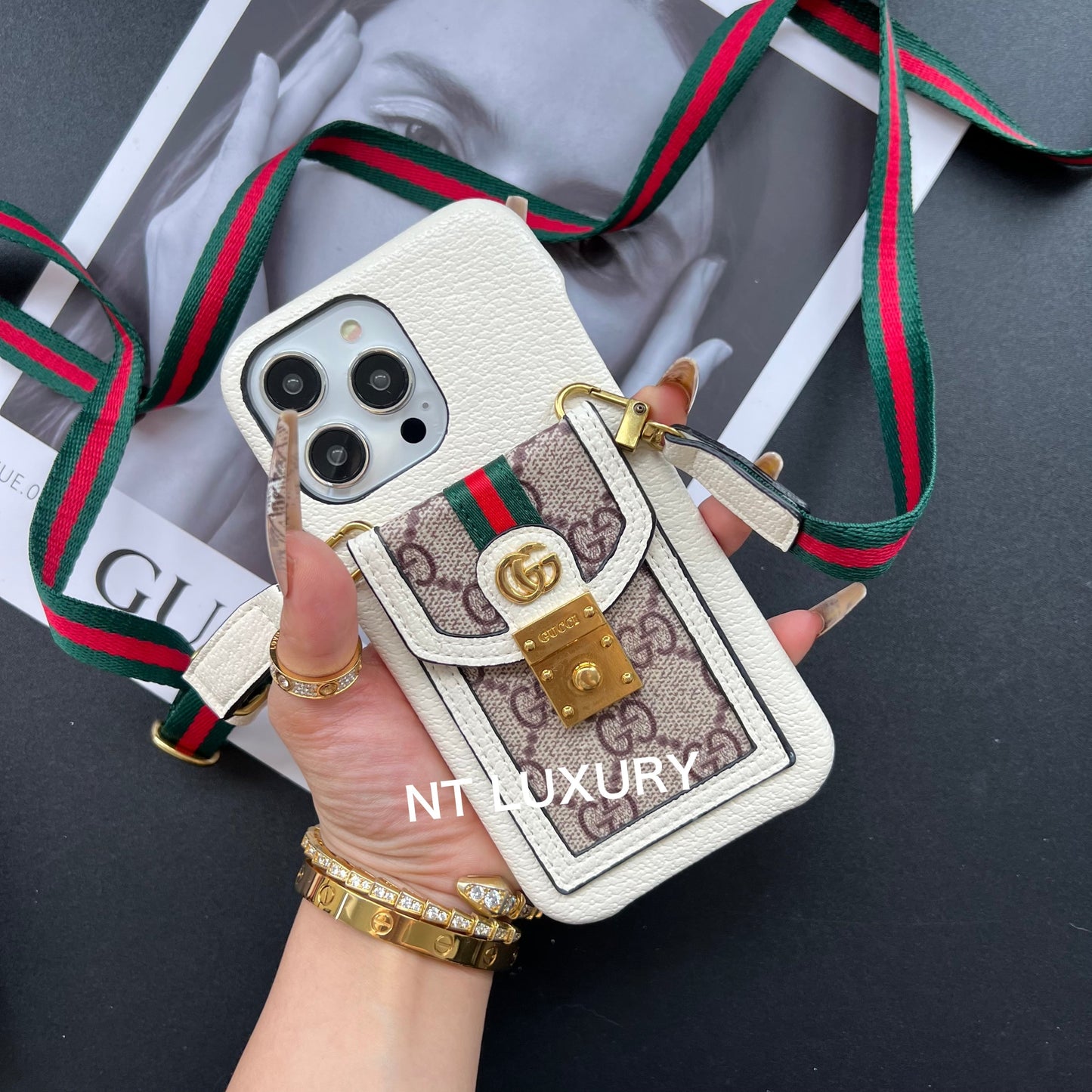 Charmantes iPhone Case mit Kartenfach & Kordel in tollem Design