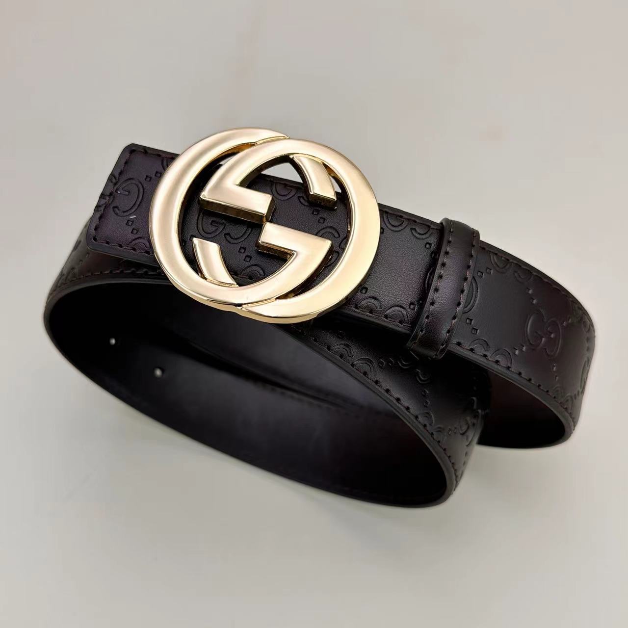 Klassischer Gürtel in Farbe (goldene Schnalle)