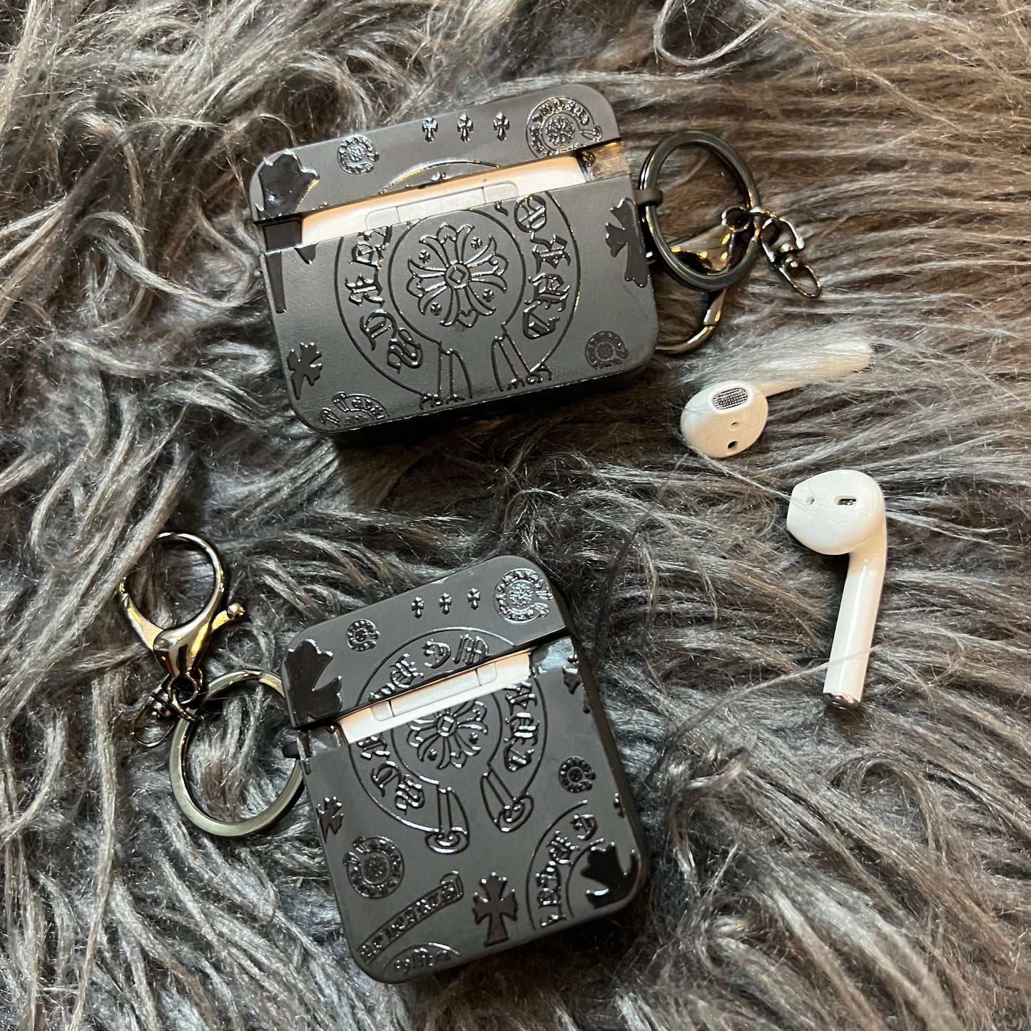 Schwarze trendige Airpods Hülle (Herz-Spaß)