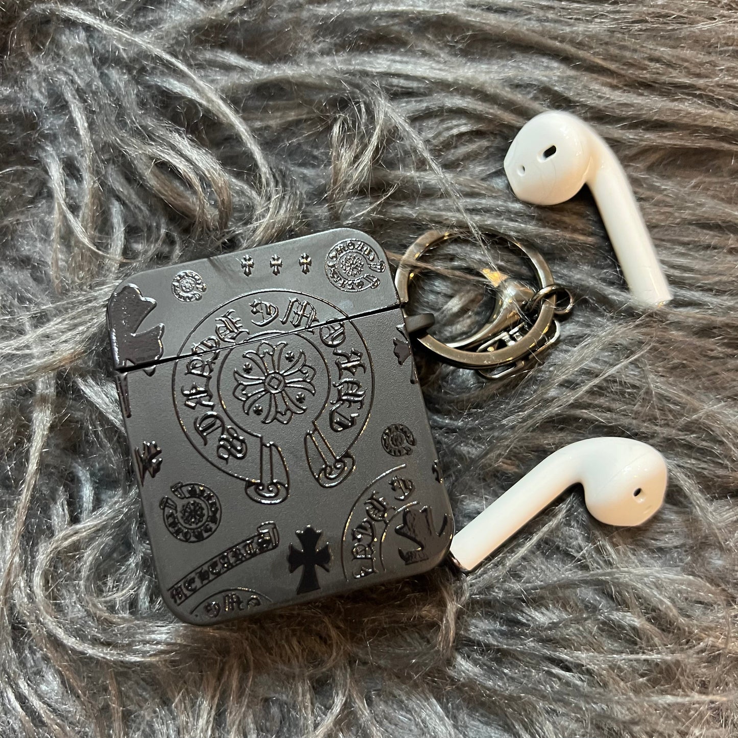 Schwarze trendige Airpods Hülle (Herz-Spaß)