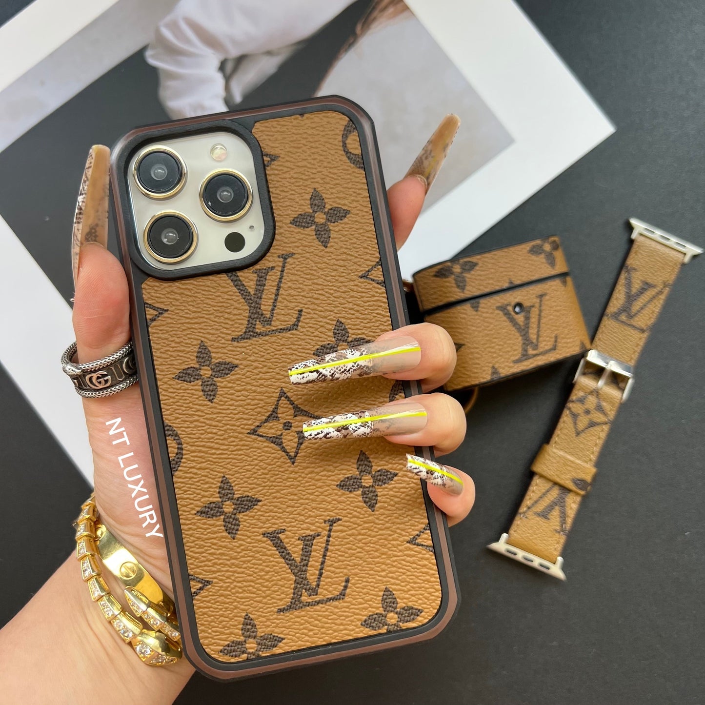 Traditional Touch Airpods Case (Gelbe Liebe)