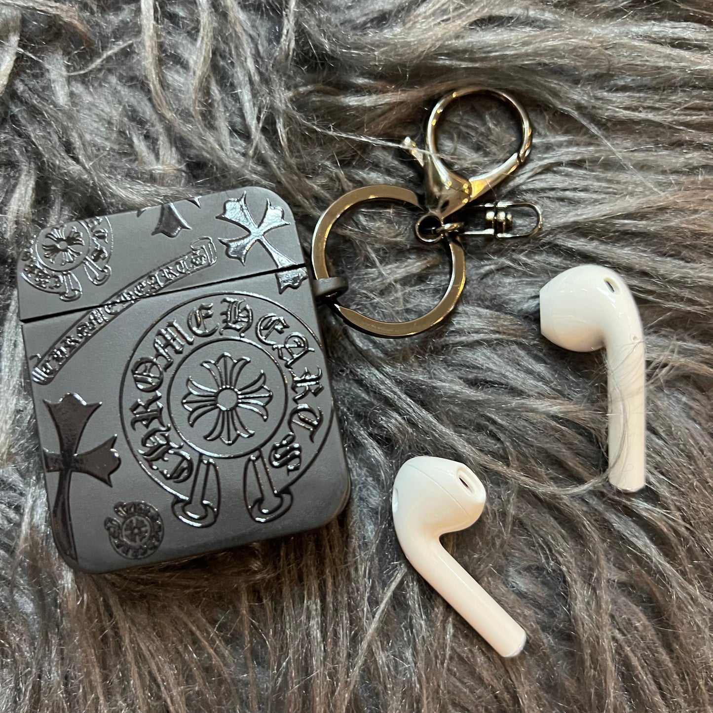 Schwarzes, trendiges Airpods Case (Volles Herz)