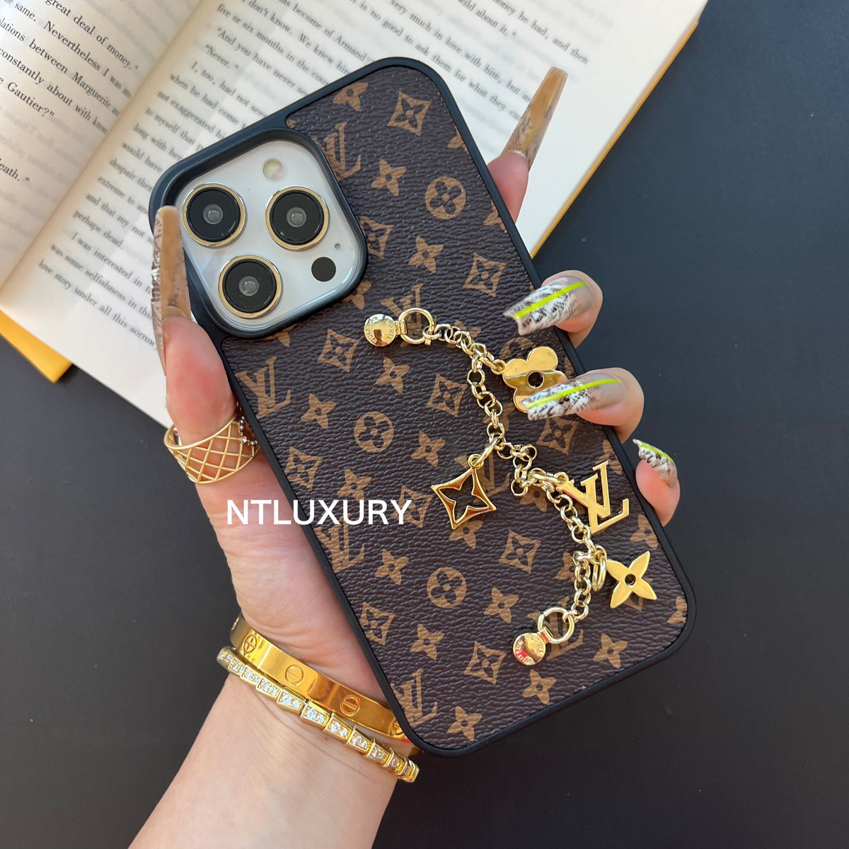 Coque de téléphone Amour traditionnel avec chaîne florale