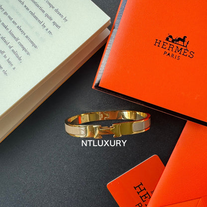 Schlankes Armband für heiße Mädchen