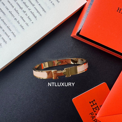 Schlankes Armband für heiße Mädchen