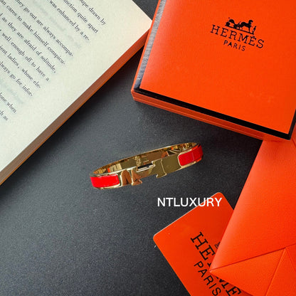 Schlankes Armband für heiße Mädchen
