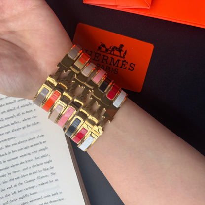Schlankes Armband für heiße Mädchen