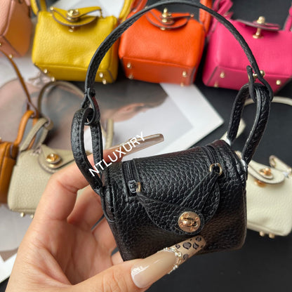 Cute Leendy Girl Minimum Cute Pendant (Black)