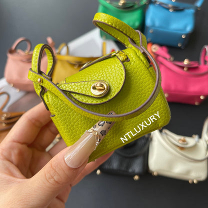 Niedlicher Leendy Girl Minimalistischer Süßer Anhänger (Chartreuse)