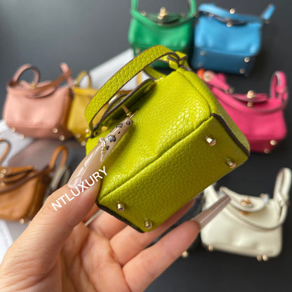 Niedlicher Leendy Girl Minimalistischer Süßer Anhänger (Chartreuse)
