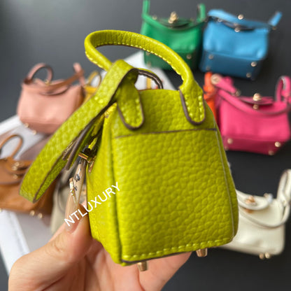 Niedlicher Leendy Girl Minimalistischer Süßer Anhänger (Chartreuse)