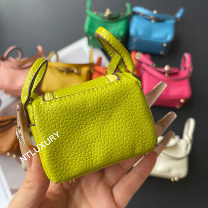 Niedlicher Leendy Girl Minimalistischer Süßer Anhänger (Chartreuse)