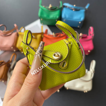 Niedlicher Leendy Girl Minimalistischer Süßer Anhänger (Chartreuse)