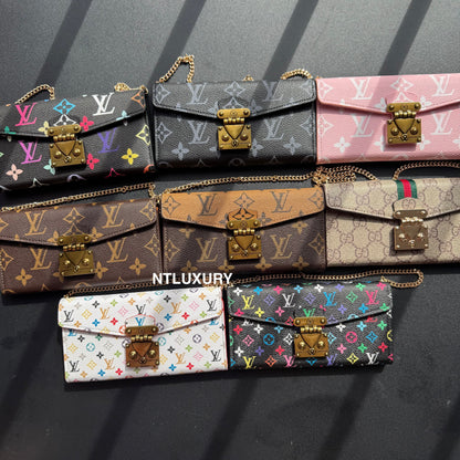 Étui de téléphone avec chaîne et motif floral "Love".
