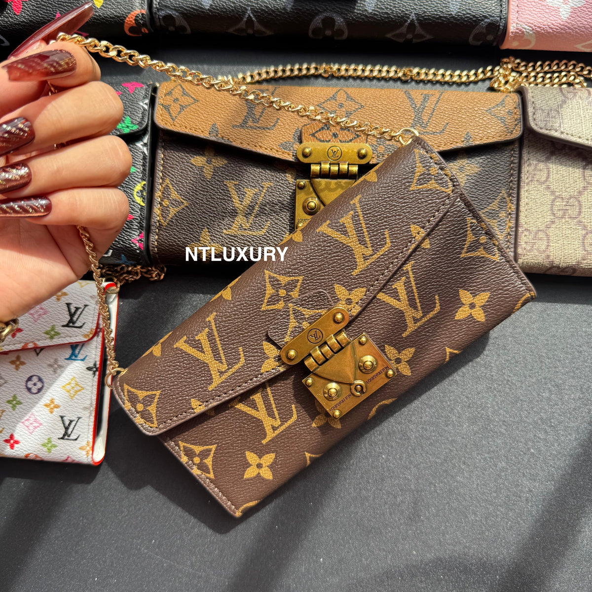 Étui de téléphone avec chaîne et motif floral "Love".