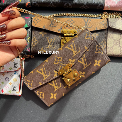 Étui de téléphone avec chaîne et motif floral "Love".