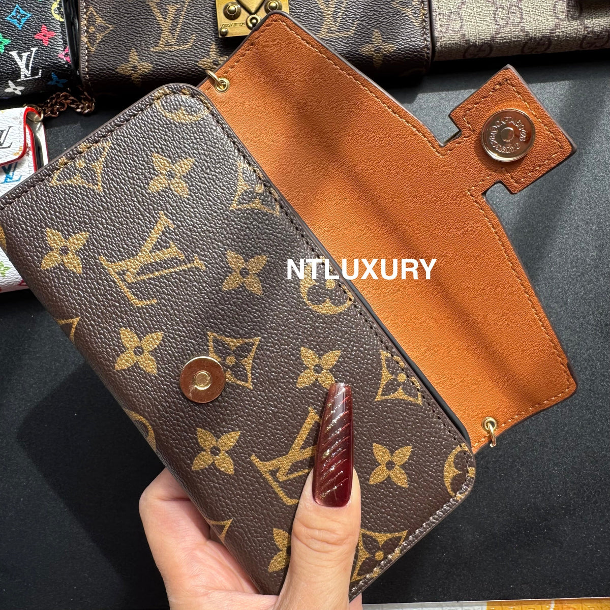 Étui de téléphone avec chaîne et motif floral "Love".