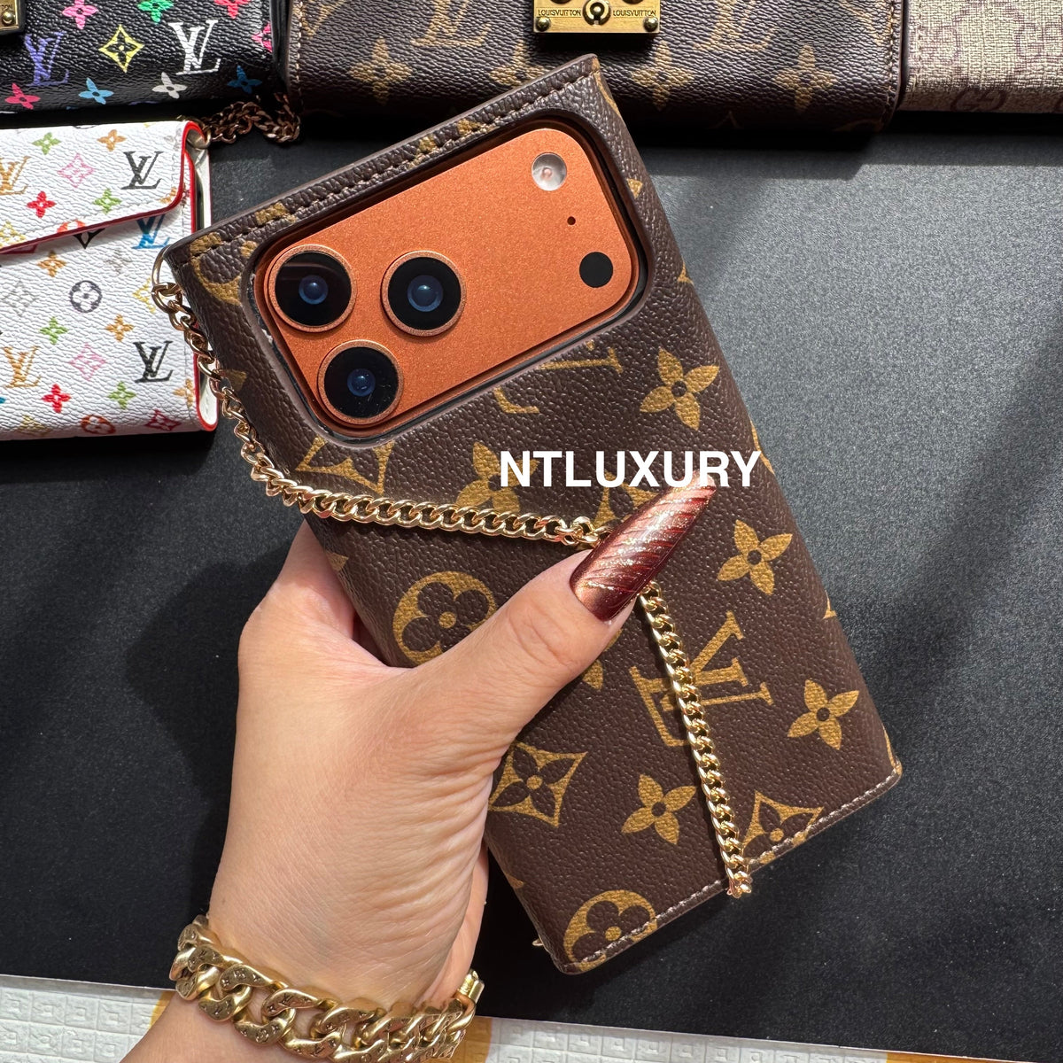 Étui de téléphone avec chaîne et motif floral "Love".