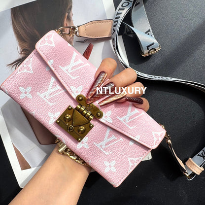 Étui de téléphone avec chaîne et motif floral "Love".