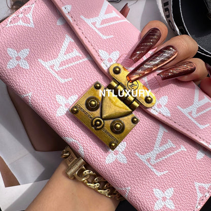 Étui de téléphone avec chaîne et motif floral "Love".