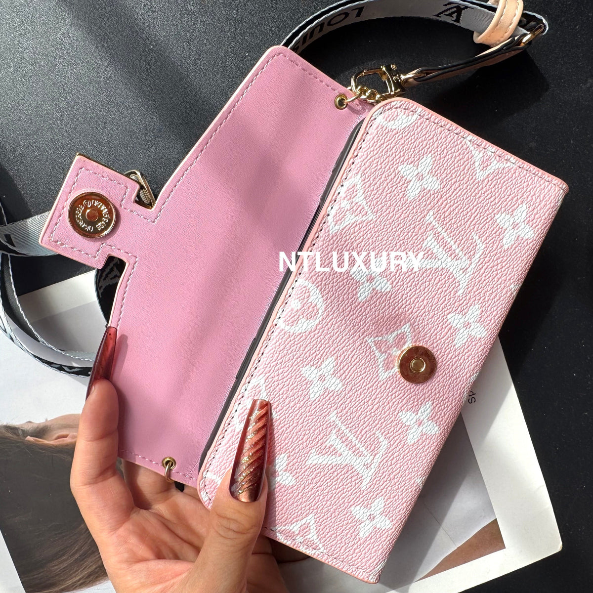 Étui de téléphone avec chaîne et motif floral "Love".