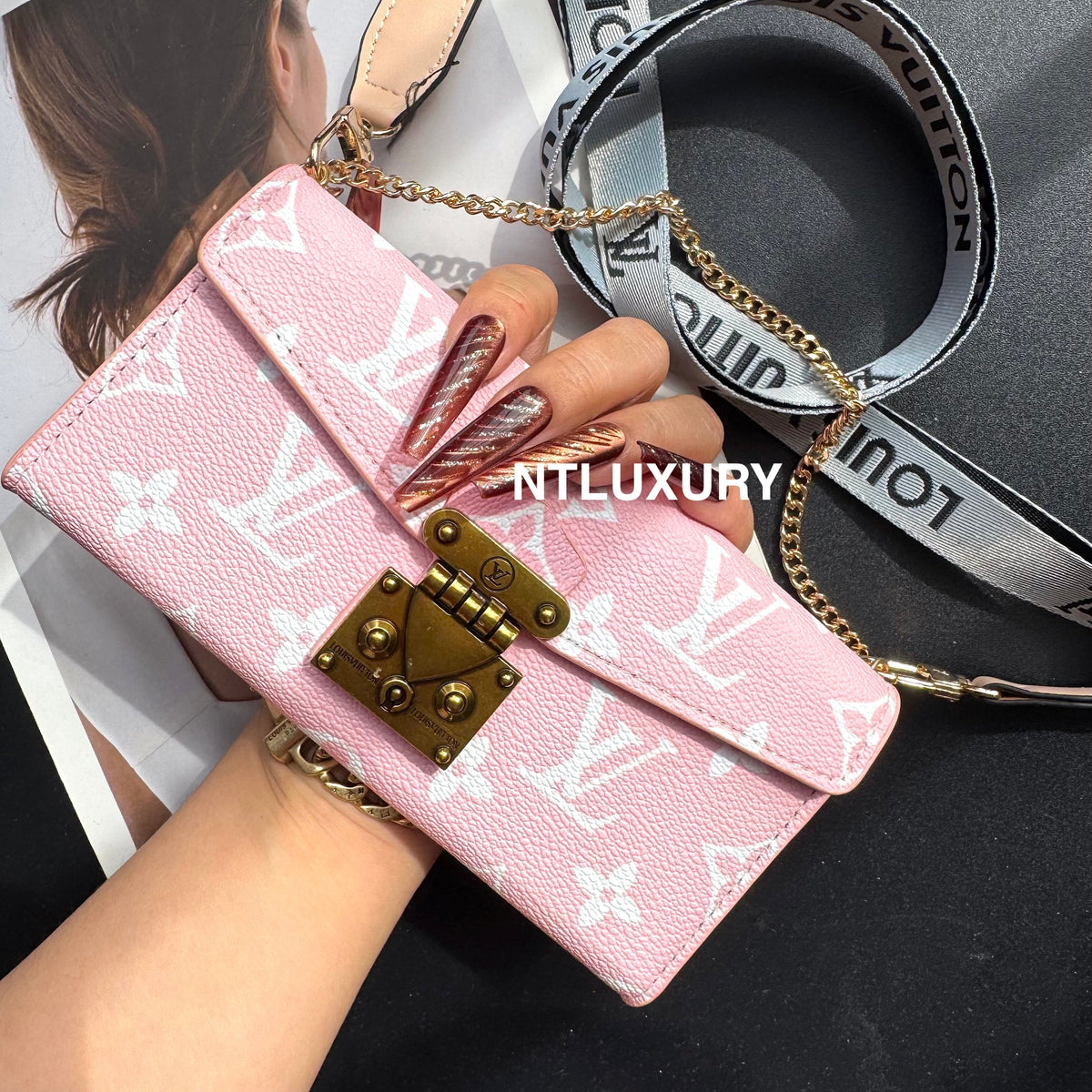 Étui de téléphone avec chaîne et motif floral "Love".