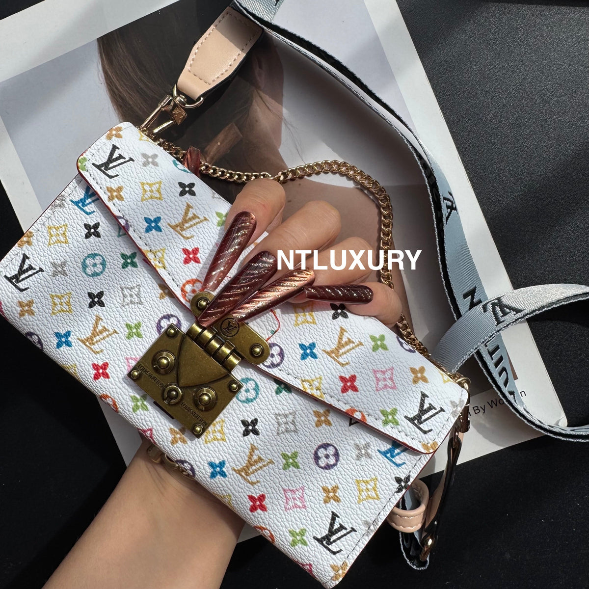 Étui de téléphone avec chaîne et motif floral "Love".