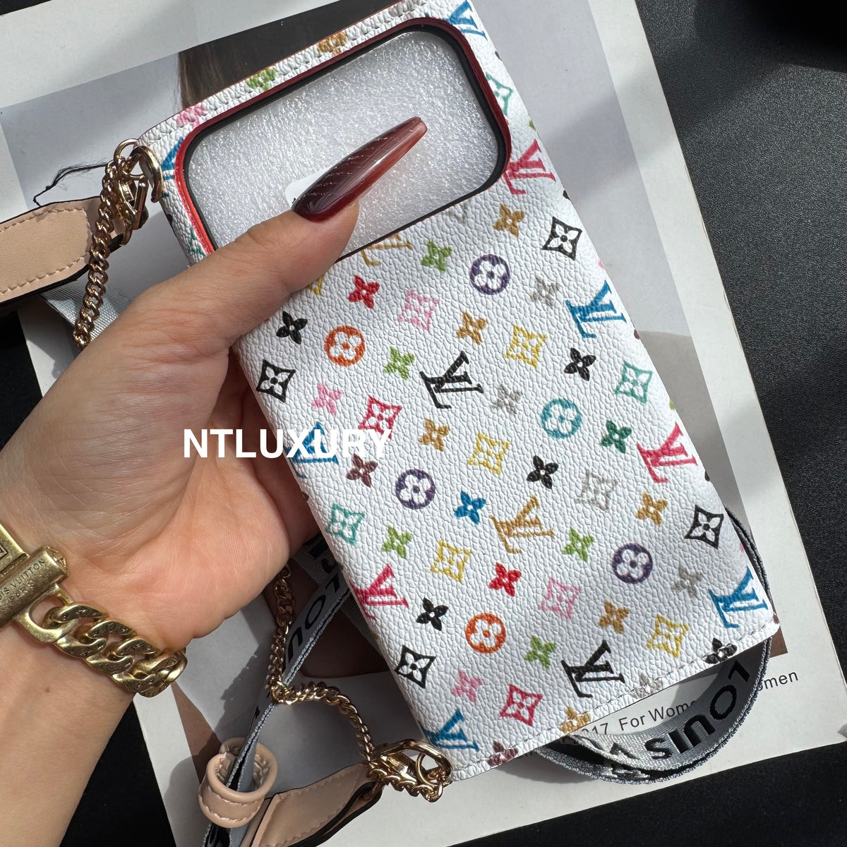 Étui de téléphone avec chaîne et motif floral "Love".