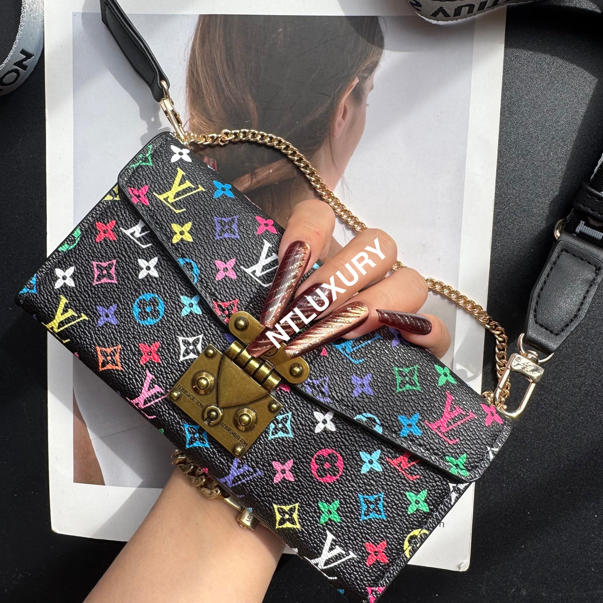 Étui de téléphone avec chaîne et motif floral "Love".